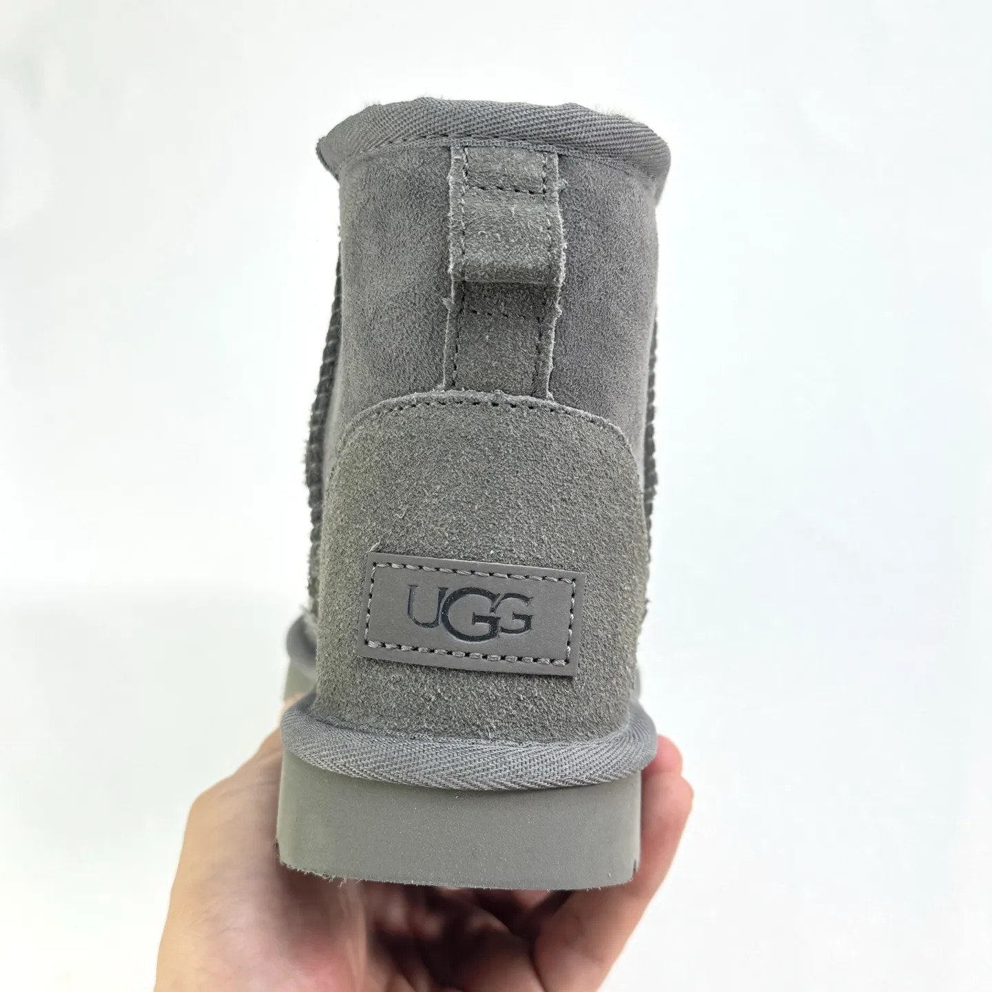 💰360 6222 Classic Mini II Mini classic short boots 2.0 Shoe shaft height: about 14CM Upper: Made of 17mm fur-integrated sheepskin, with a pre-treated water-repellent and anti-fouling coating Insole: 17mm sheepskin insole Sole: Treadlite by UGG™ light wing technology outsole - non-slip, cushioning, wear resistance, and good elasticity Heel: Leather heel label with embossed brand LOGO Size:35 36 37 38 39 40